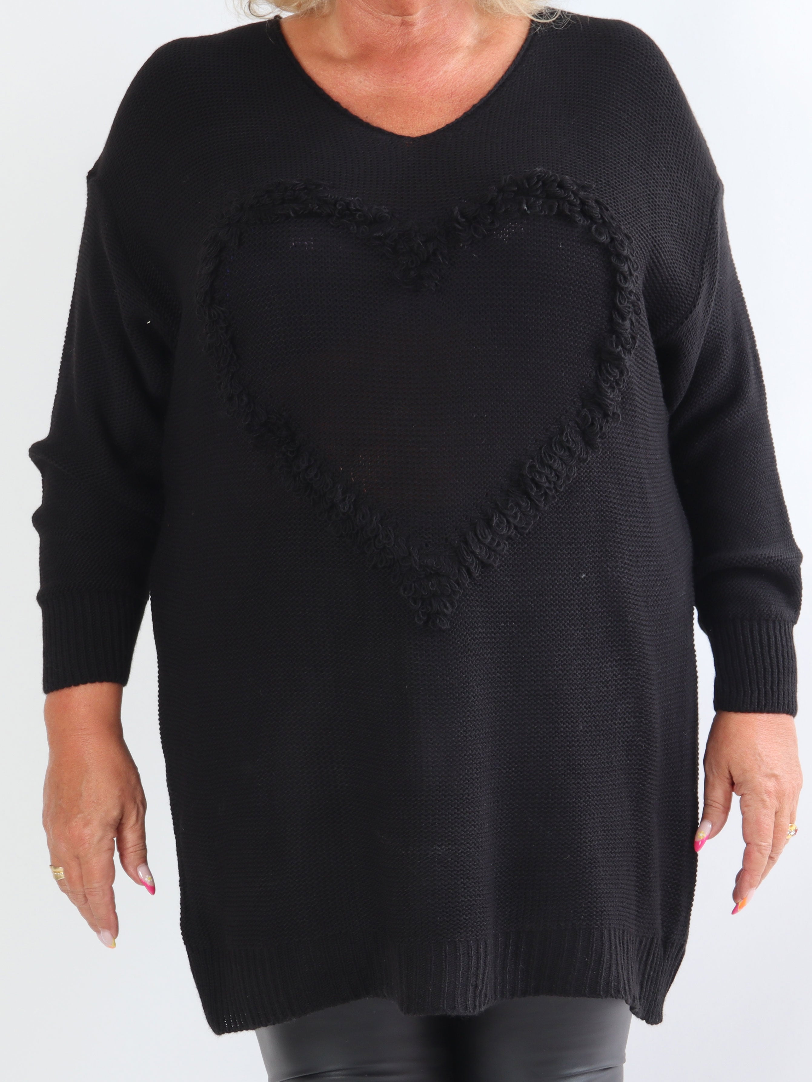 Annalise - Stickad klänning i plus size med hjärtfront